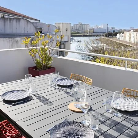 Avec Terrasse Ensoleillee Sur Le Port Olona *